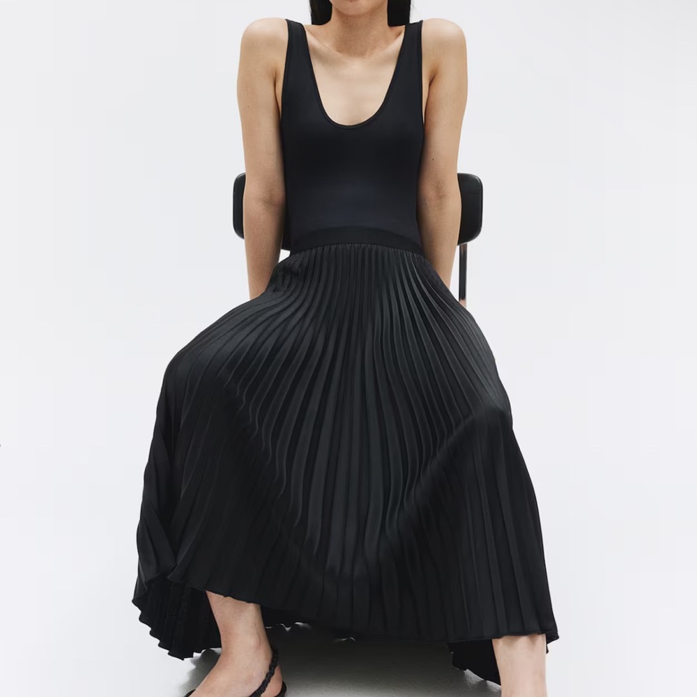 H&M Pleated Black Skirt